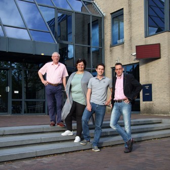 Op de trap van het gemeentehuis