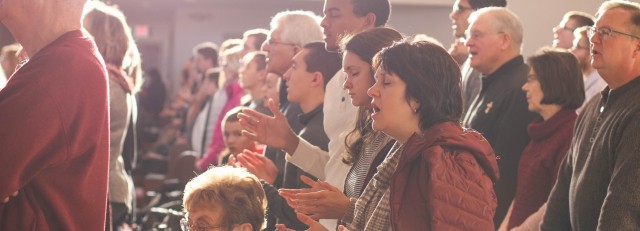 Zingende mensen in kerk.jpg
